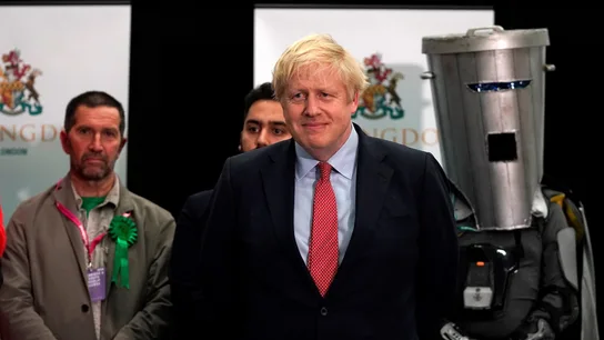 Boris Johnson hablando tras conocer los resultados de las encuestas a pie de urna Boris Johnson hablando tras conocer los resultados de las encuestas a pie de urna