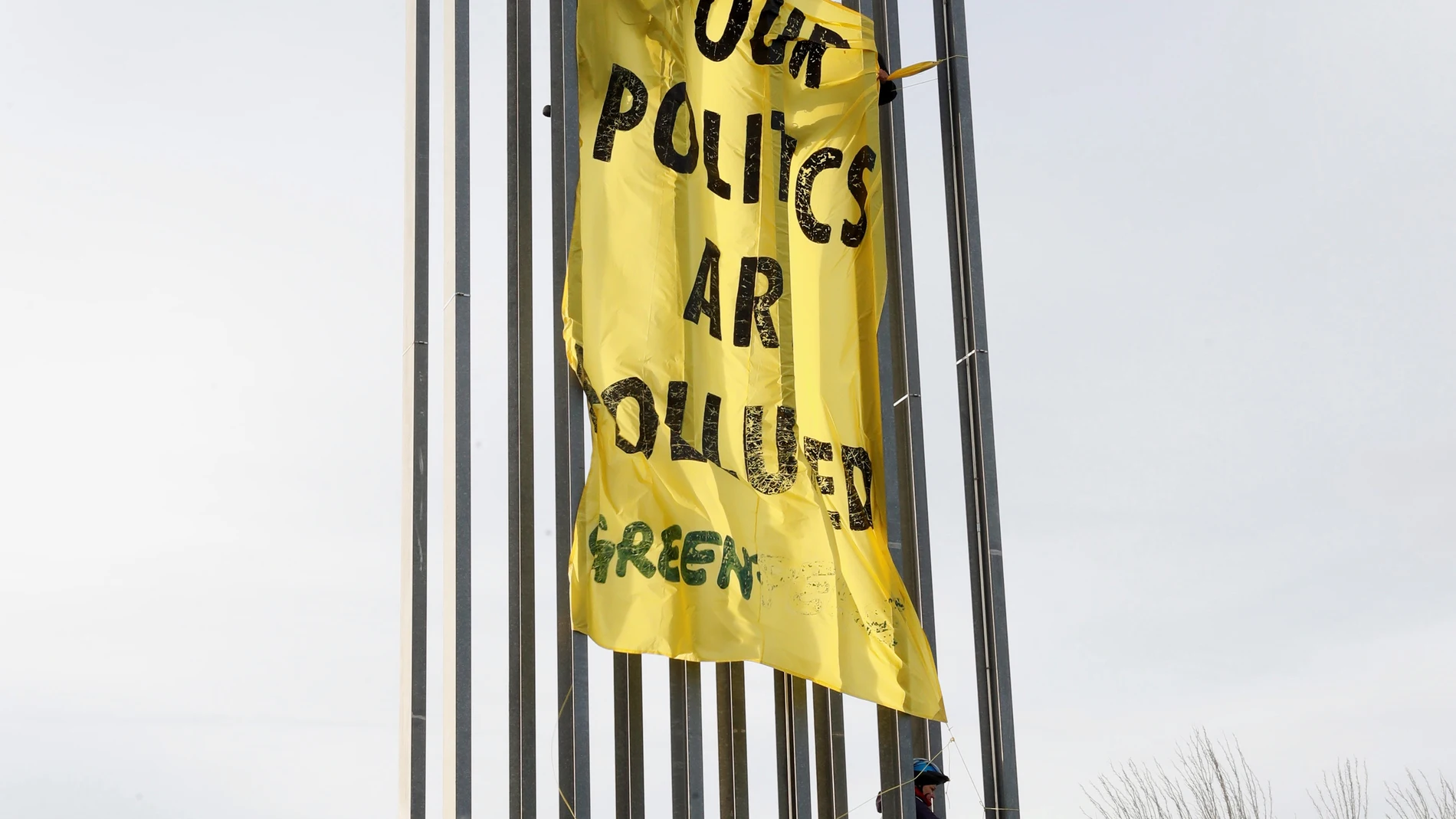 Activistas de Greenpeace protestan ante la sede de la Cumbre del Clima