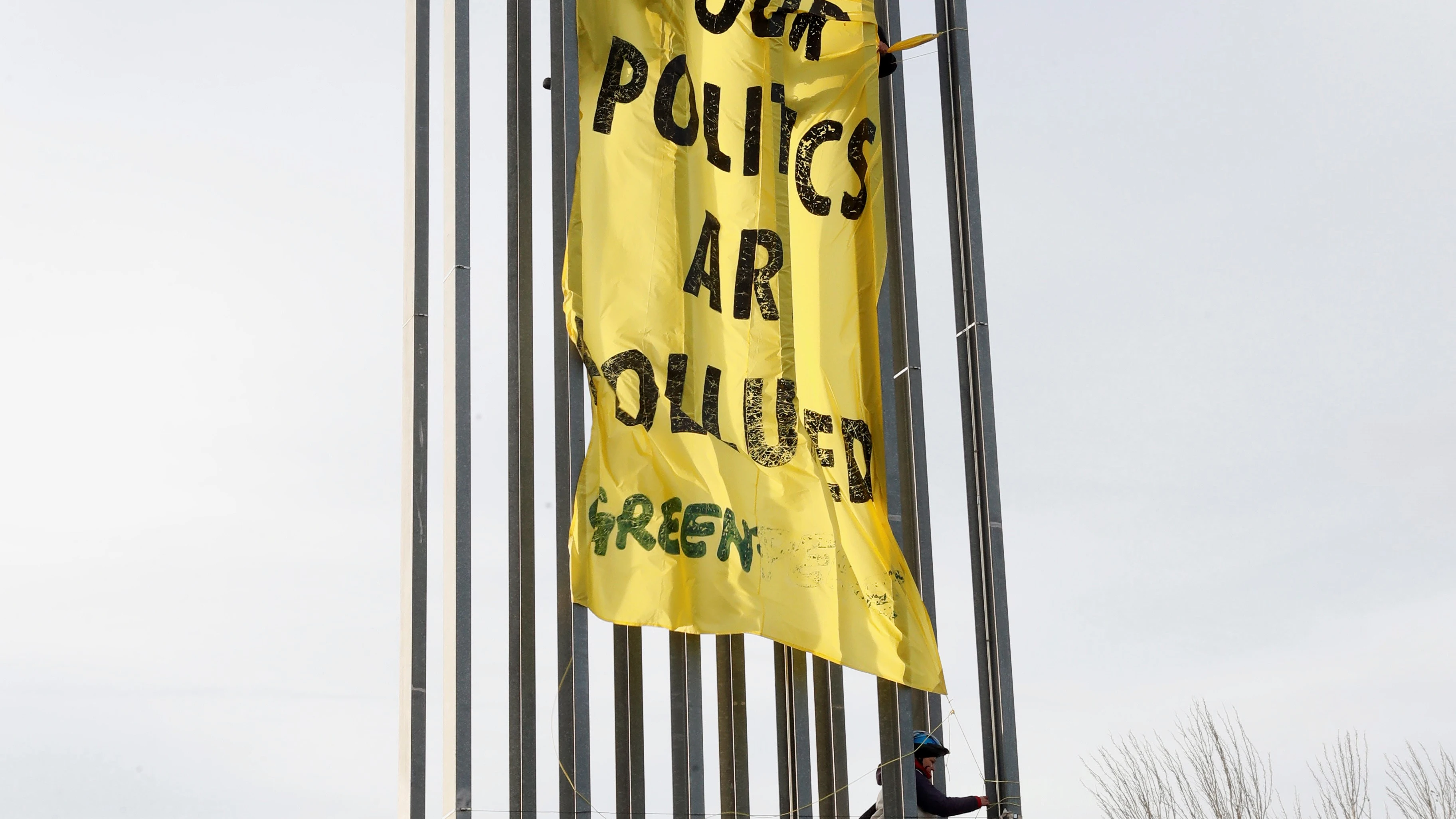 Activistas de Greenpeace protestan ante la sede de la Cumbre del Clima