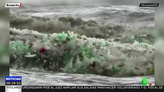 Impresionante imagen de las olas de basura en las playas de Durban, Sudáfrica Impresionante imagen de las olas de basura en las playas de Durban, Sudáfrica