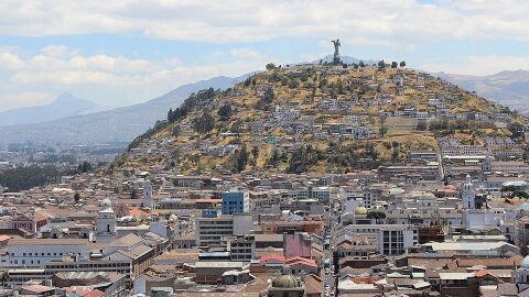 Mirador del Panecillo coronado por la estatua del ángel