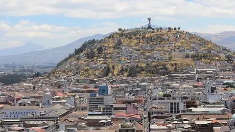 Mirador del Panecillo coronado por la estatua del ángel Mirador del Panecillo coronado por la estatua del ángel