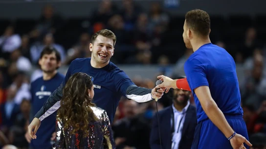 Luka Doncic pasa el micrófono a Blake Griffin Luka Doncic pasa el micrófono a Blake Griffin