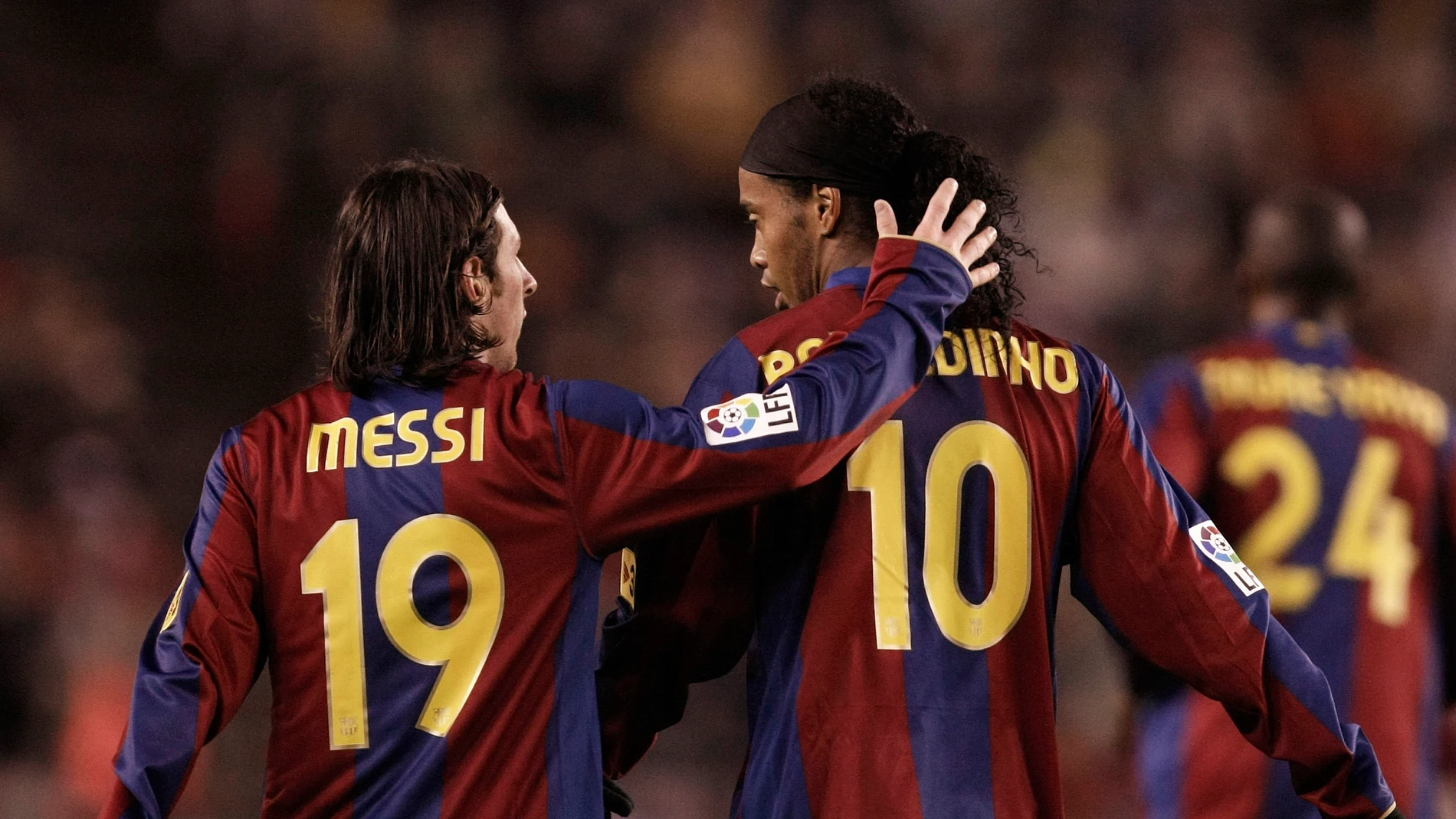 Messi y Ronaldinho, durante un partido