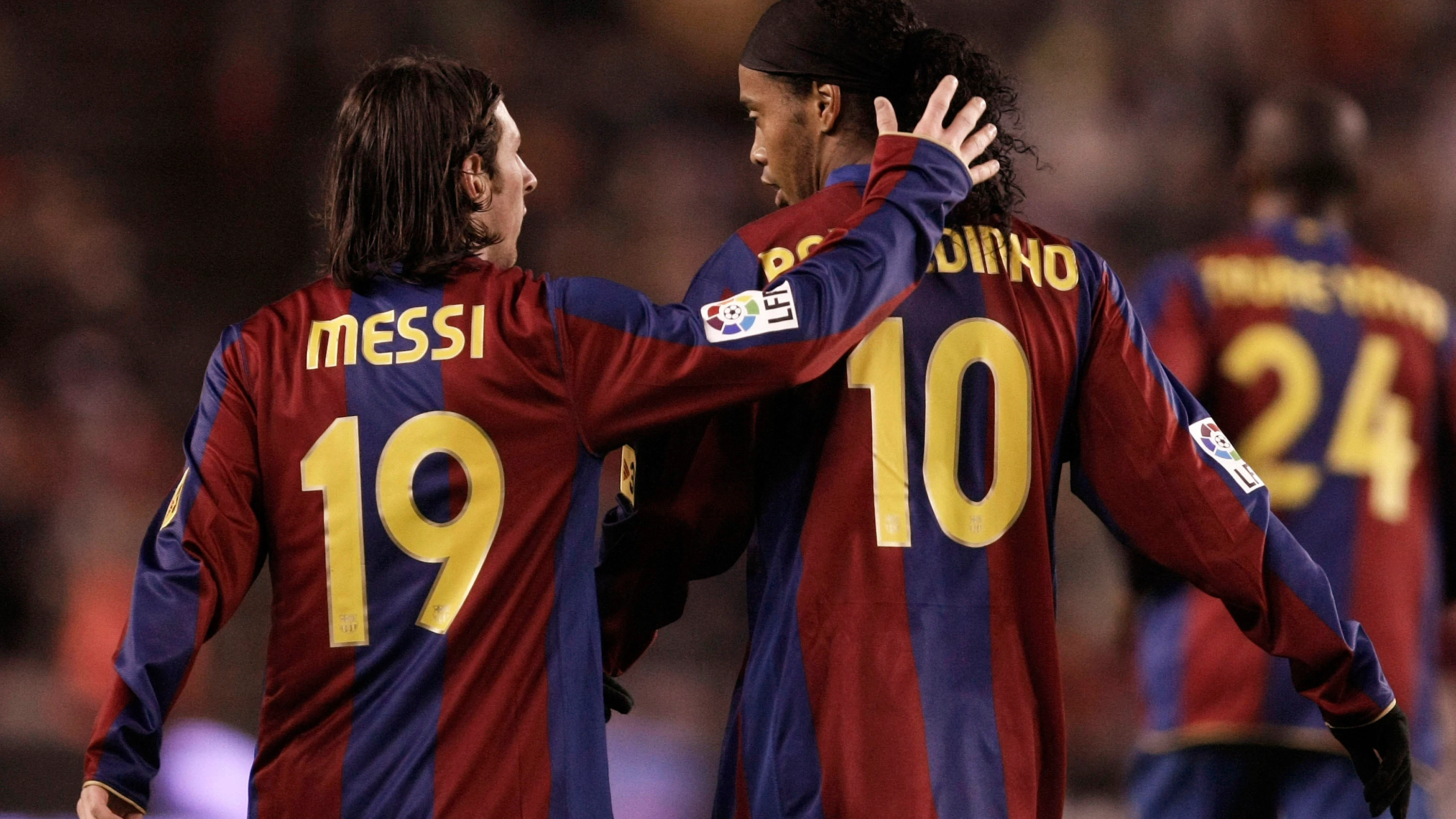 Messi y Ronaldinho, durante un partido