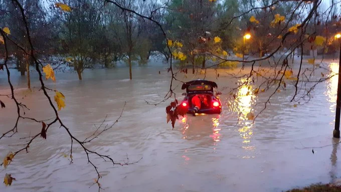 Los bomberos rescatan a una persona que ha quedado atrapada en su vehículo