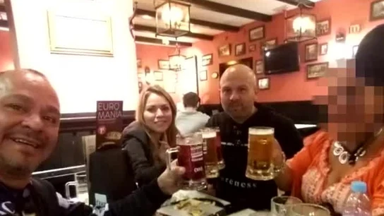 Imagen de Milko y Flor brindando la noche del crimen Imagen de Milko y Flor brindando la noche del crimen