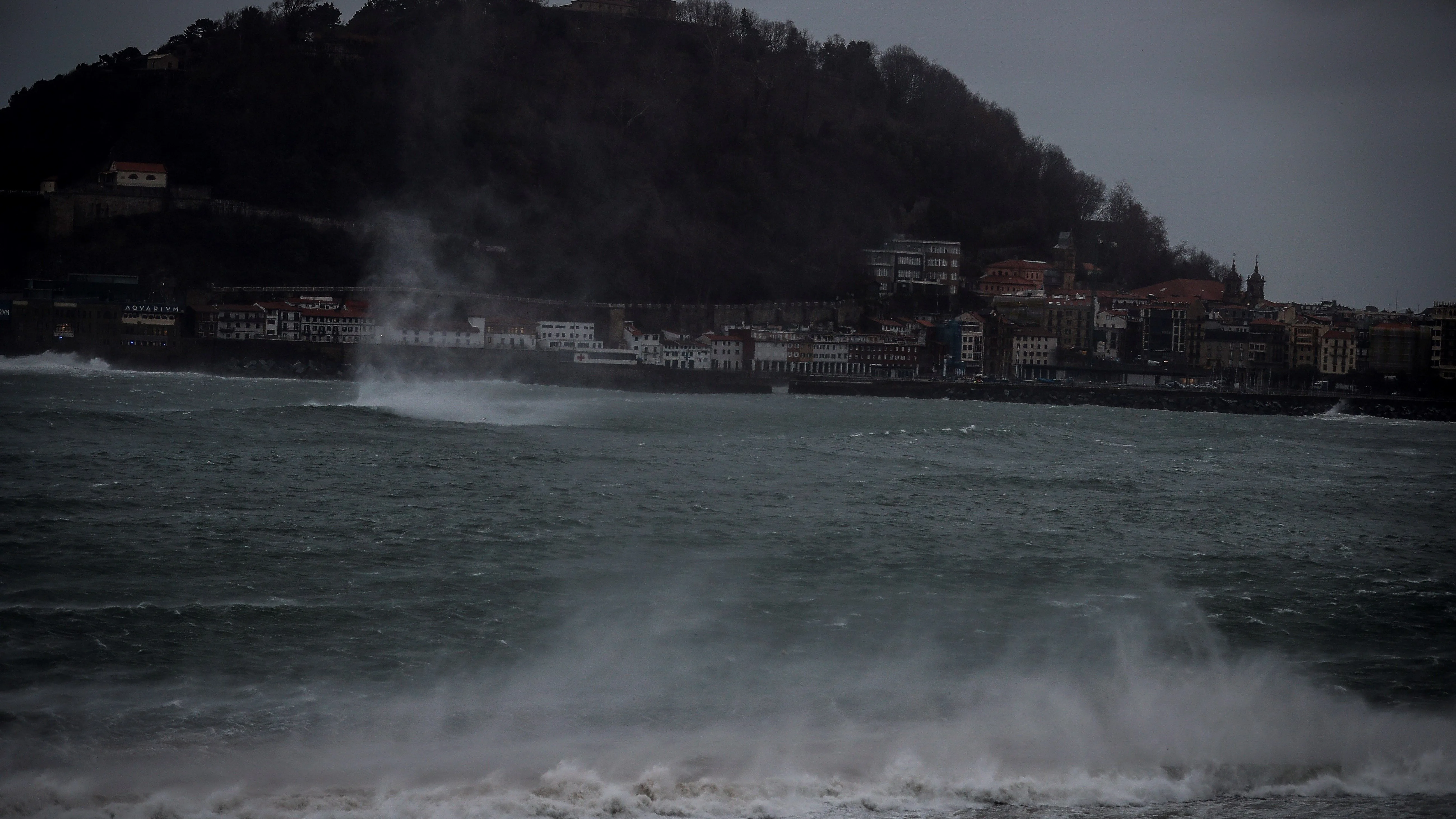 El viento levanta el agua en la bahía de La Concha