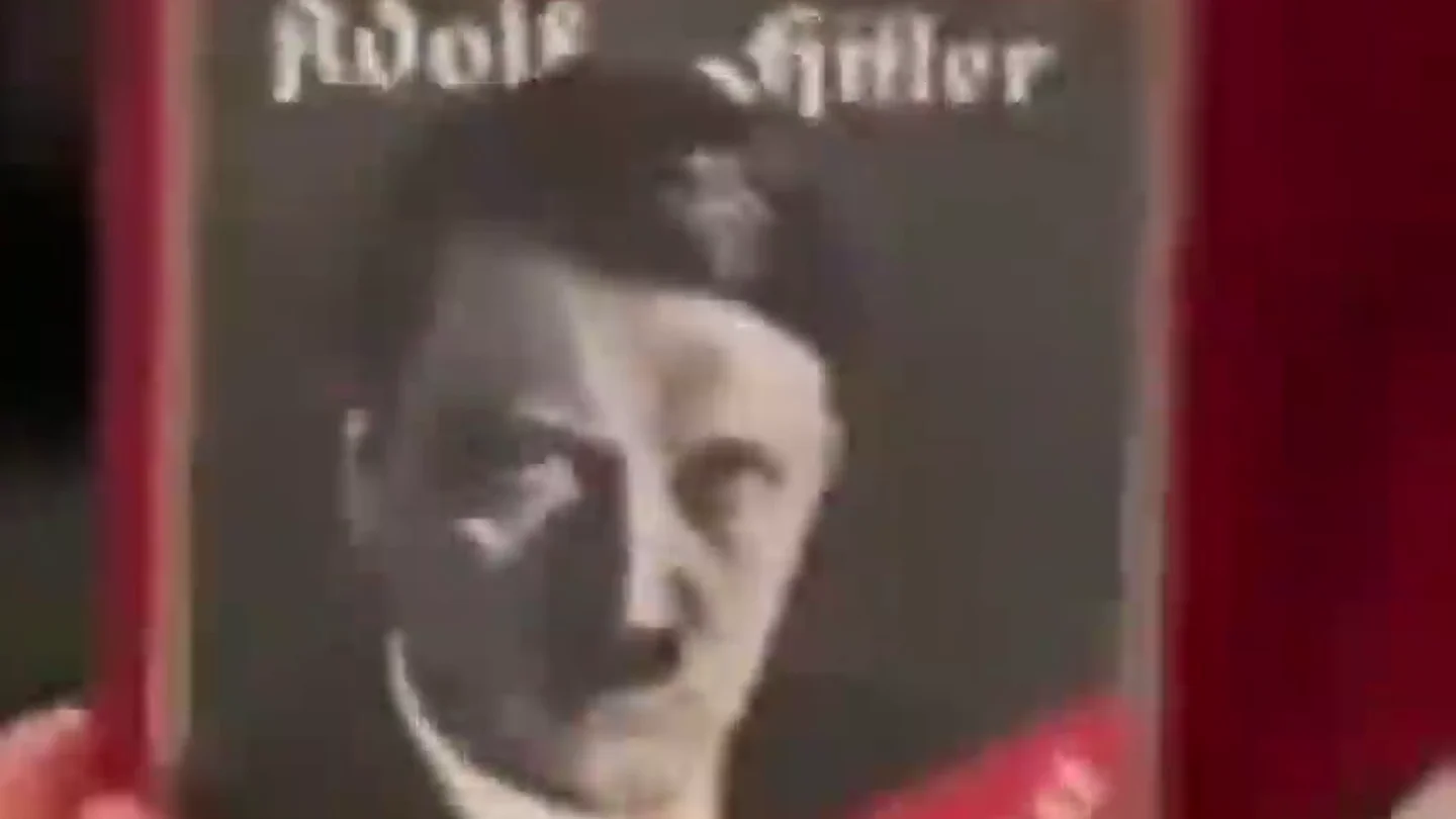 La confusión de un abuelo al regalar a su nieto el 'Mein Kampf' de Hitler en vez del videojuego 'Minecraft' La confusión de un abuelo al regalar a su nieto el 'Mein Kampf' de Hitler en vez del videojuego 'Minecraft'