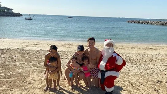Cristiano Ronaldo posa con sus hijos... ¿y con Messi disfrazado de Papá Noel? Cristiano Ronaldo posa con sus hijos... ¿y con Messi disfrazado de Papá Noel?