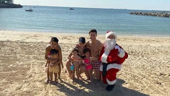 Cristiano Ronaldo posa con sus hijos... ¿y con Messi disfrazado de Papá Noel?