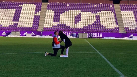 Lunin pide matrimonio a su pareja en el estadio José Zorrilla Lunin pide matrimonio a su pareja en el estadio José Zorrilla