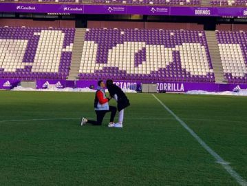 Lunin pide matrimonio a su pareja en el estadio José Zorrilla Lunin pide matrimonio a su pareja en el estadio José Zorrilla