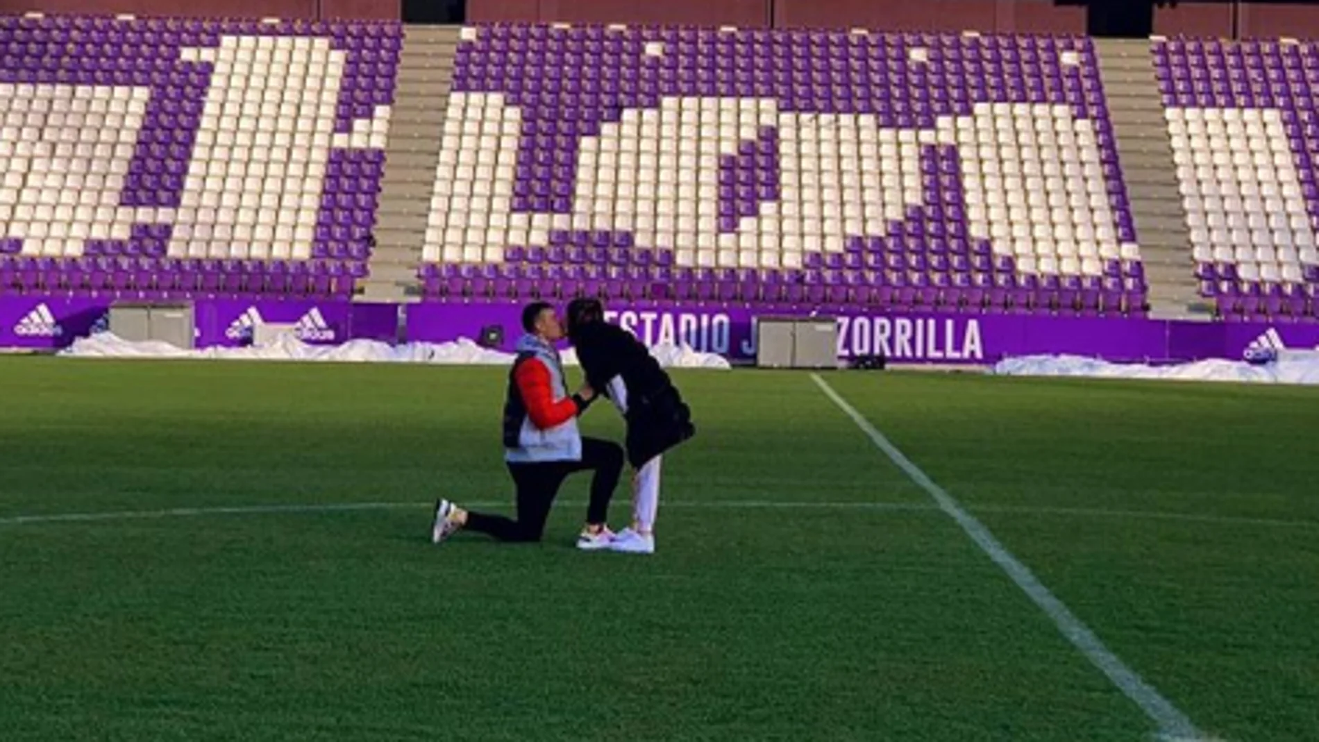 Lunin pide matrimonio a su pareja en el estadio José Zorrilla