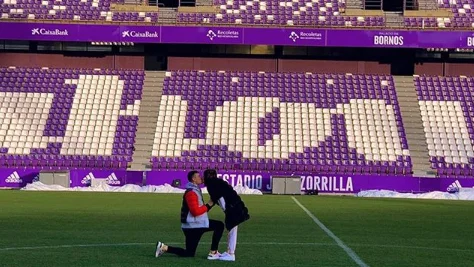 Lunin pide matrimonio a su pareja en el estadio José Zorrilla