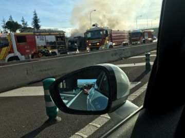 Arde un camión a la altura del Hipercor de Pozuelo en la M-40 Arde un camión a la altura del Hipercor de Pozuelo en la M-40