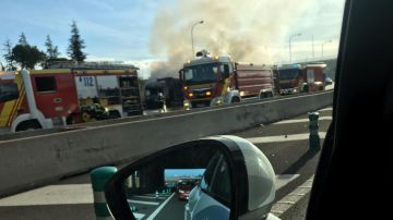 Arde un camión a la altura del Hipercor de Pozuelo en la M-40