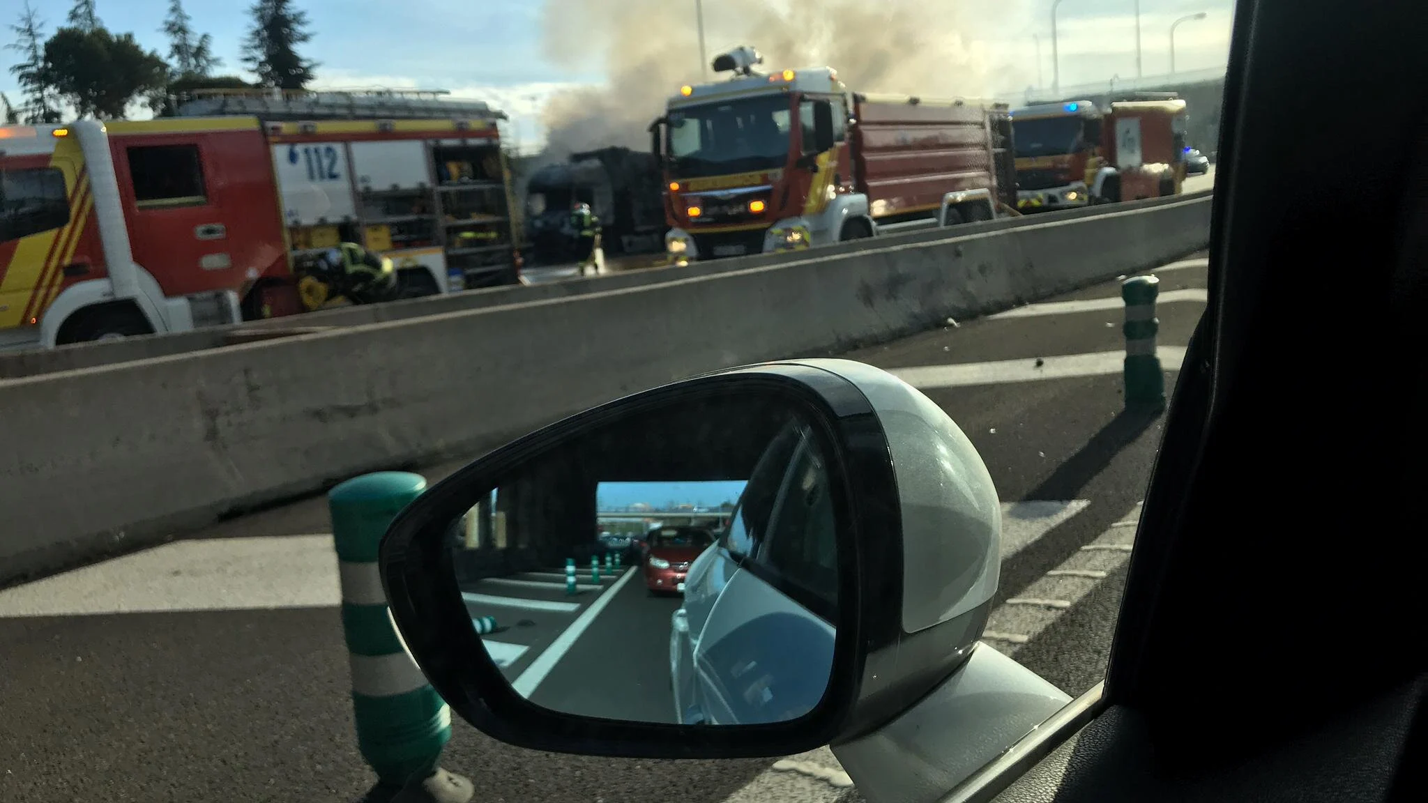 Arde un camión a la altura del Hipercor de Pozuelo en la M-40