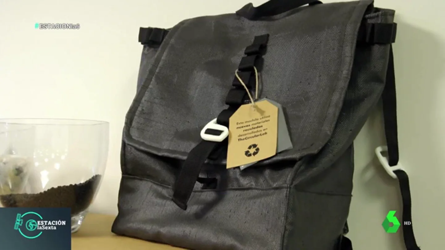 Botellas de plástico convertidas en mochilas o zapatos: así evoluciona el I+D+i del reciclaje Botellas de plástico convertidas en mochilas o zapatos: así evoluciona el I+D+i del reciclaje