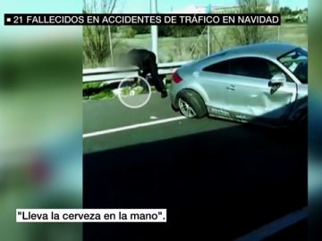La imagen de la imprudencia: esconde una cerveza antes de preocuparse por las víctimas tras tener un accidente La imagen de la imprudencia: esconde una cerveza antes de preocuparse por las víctimas tras tener un accidente