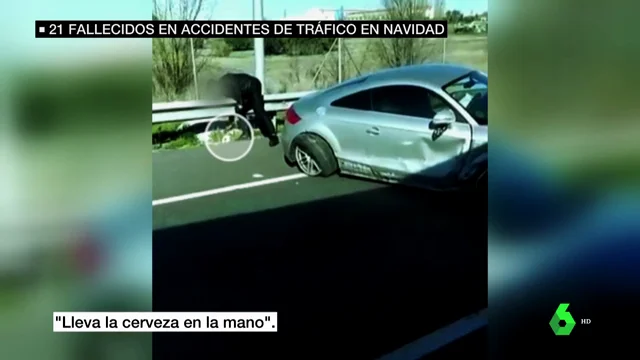 La imagen de la imprudencia: esconde una cerveza antes de preocuparse por las víctimas tras tener un accidente