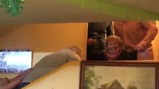 El vídeo estrella de esta Navidad: una abuela en silla de ruedas bajando las escaleras El vídeo estrella de esta Navidad: una abuela en silla de ruedas bajando las escaleras
