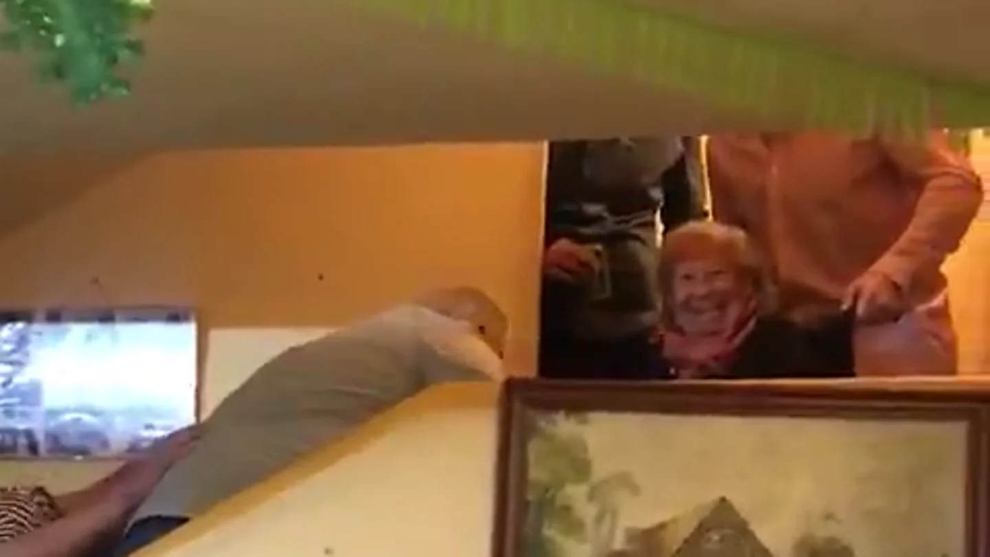 El vídeo estrella de esta Navidad: una abuela en silla de ruedas bajando las escaleras El vídeo estrella de esta Navidad: una abuela en silla de ruedas bajando las escaleras