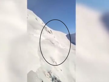Una avalancha en Suiza sepulta a varios esquiadores Una avalancha en Suiza sepulta a varios esquiadores