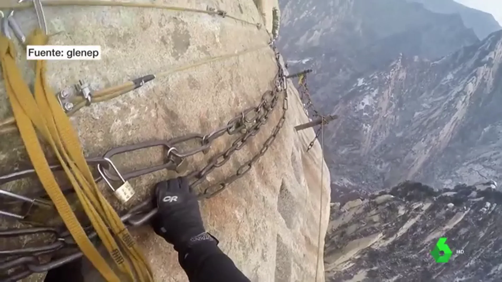 Así es el sendero más peligroso del mundo: 1.500 metros de caída... y lleno de turistas
