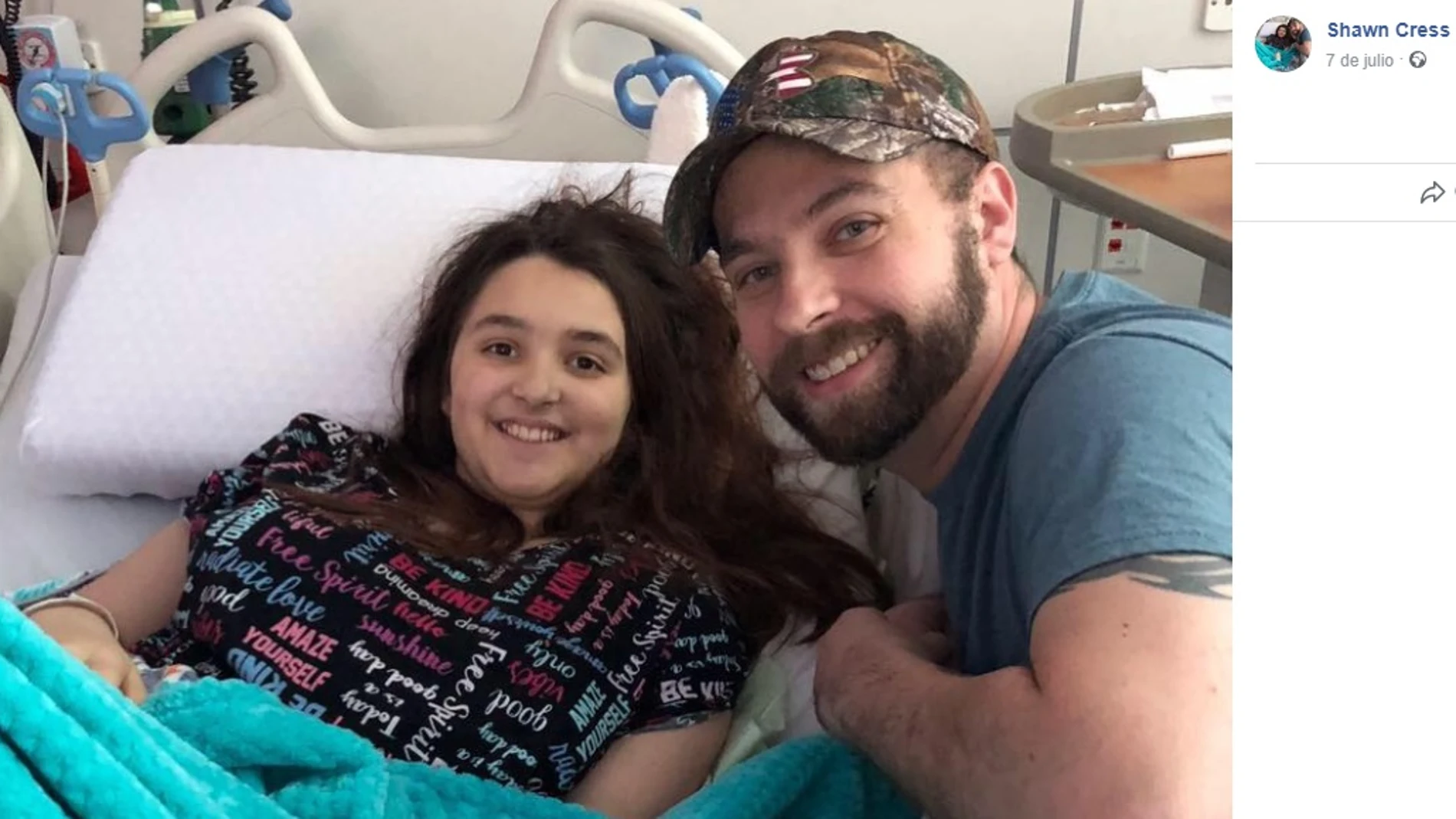 Imagen de Chloe en la cama del hospital junto a su padre.