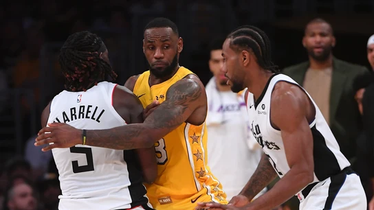 Leonard intenta librarse de la defensa de LeBron James Leonard intenta librarse de la defensa de LeBron James