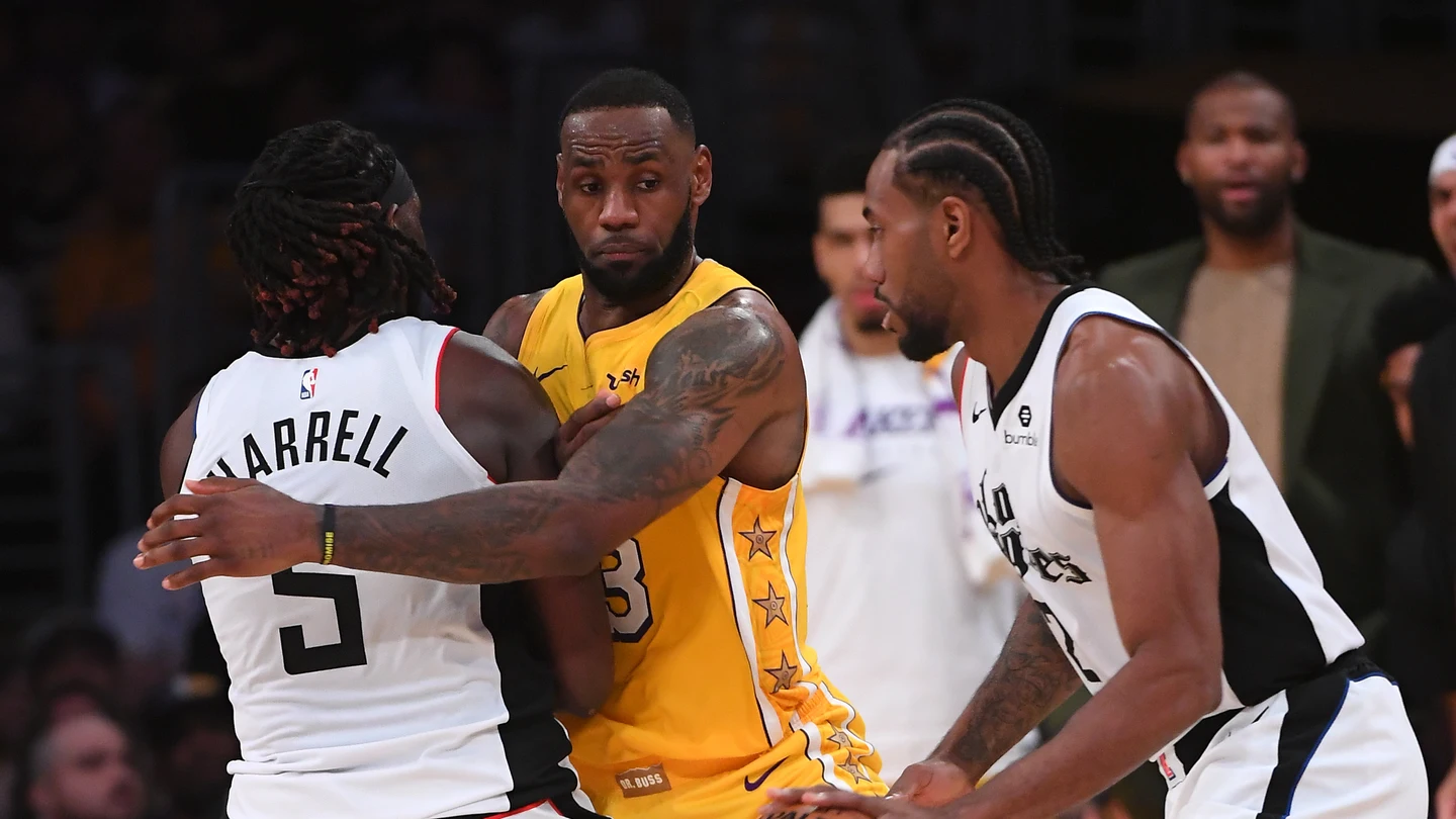 Leonard intenta librarse de la defensa de LeBron James Leonard intenta librarse de la defensa de LeBron James