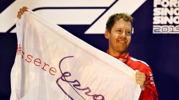 Vettel sostiene una bandera con el lema 'Essere Ferrari' ('Ser Ferrari')