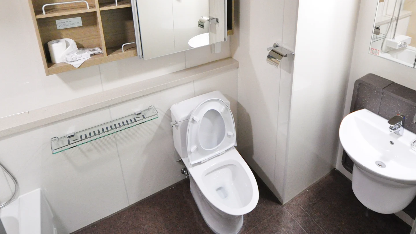 Un inodoro en un baño Un inodoro en un baño