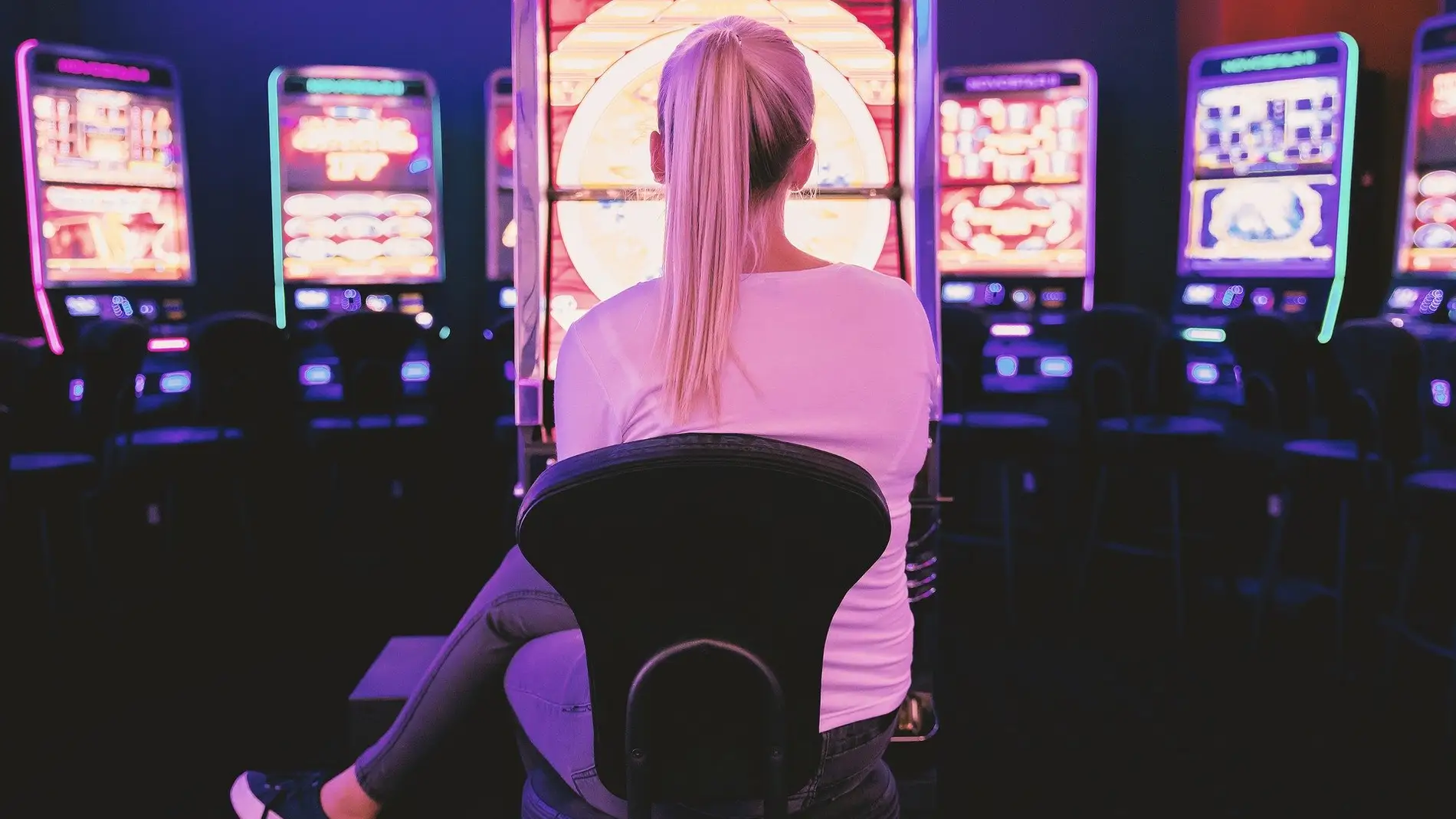 mujer en un casino