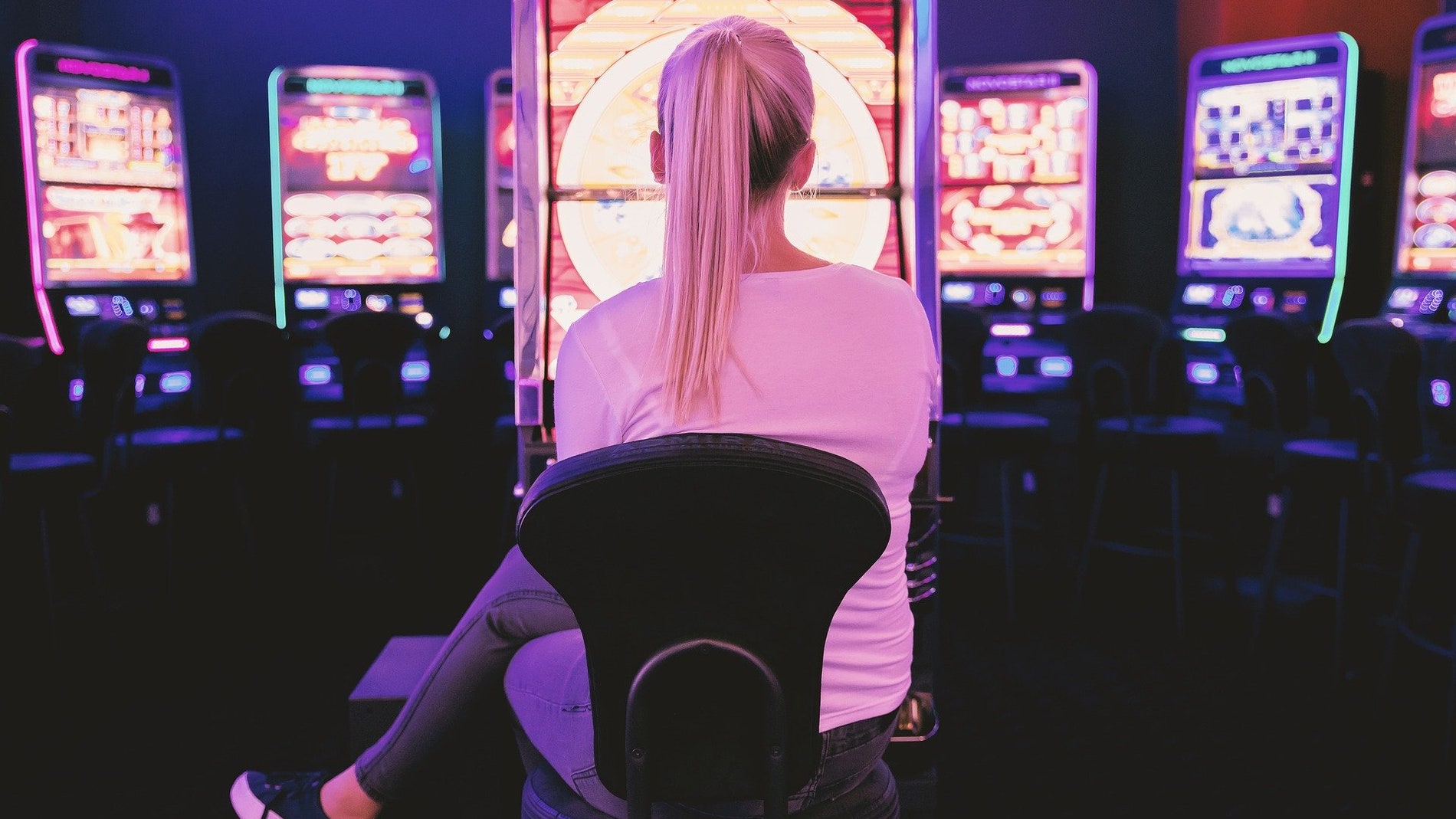 mujer en un casino