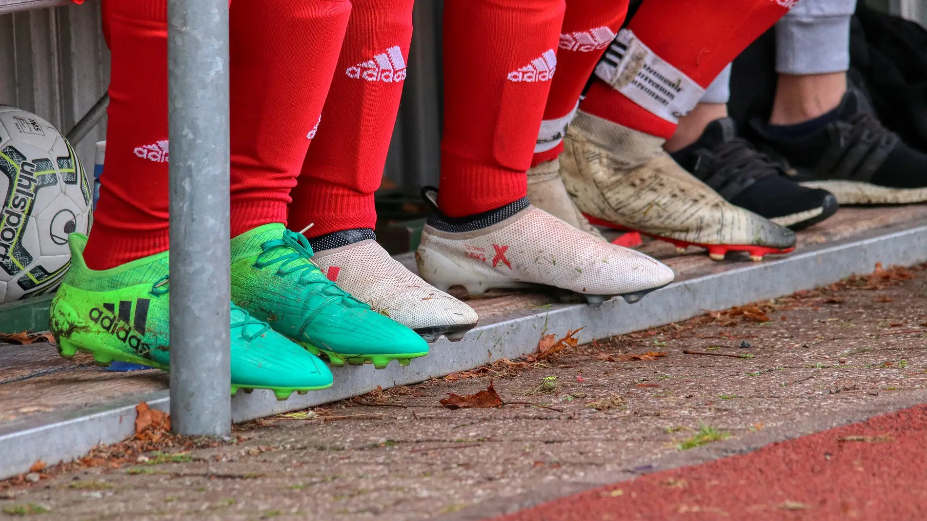 Jóvenes futbolistas en el banquillo