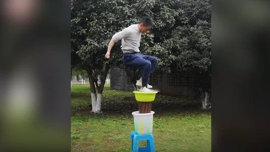 El maestro de kung fu Zhang Chengqiang 'camina' sobre el agua El maestro de kung fu Zhang Chengqiang 'camina' sobre el agua