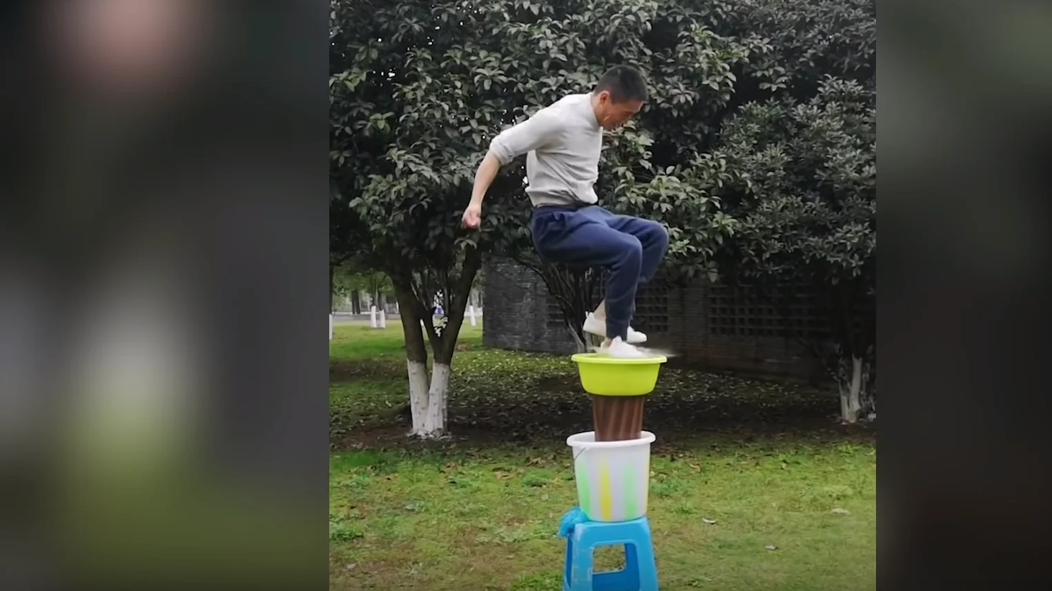 El maestro de kung fu Zhang Chengqiang 'camina' sobre el agua