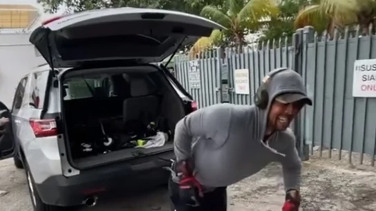 Verdasco tira de su coche en un entrenamiento Verdasco tira de su coche en un entrenamiento