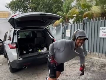 Verdasco tira de su coche en un entrenamiento Verdasco tira de su coche en un entrenamiento