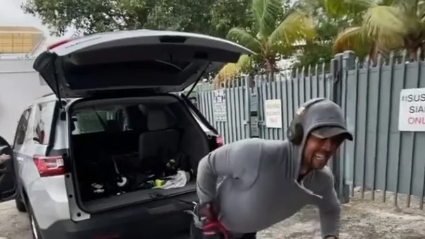 Verdasco tira de su coche en un entrenamiento