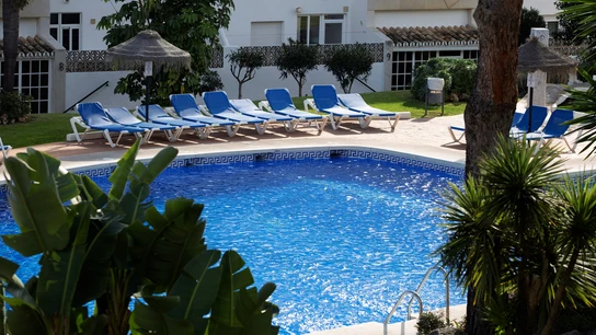 La piscina de la urbanización de Mijas en la que han muerto tres miembros de una familia. La piscina de la urbanización de Mijas en la que han muerto tres miembros de una familia.