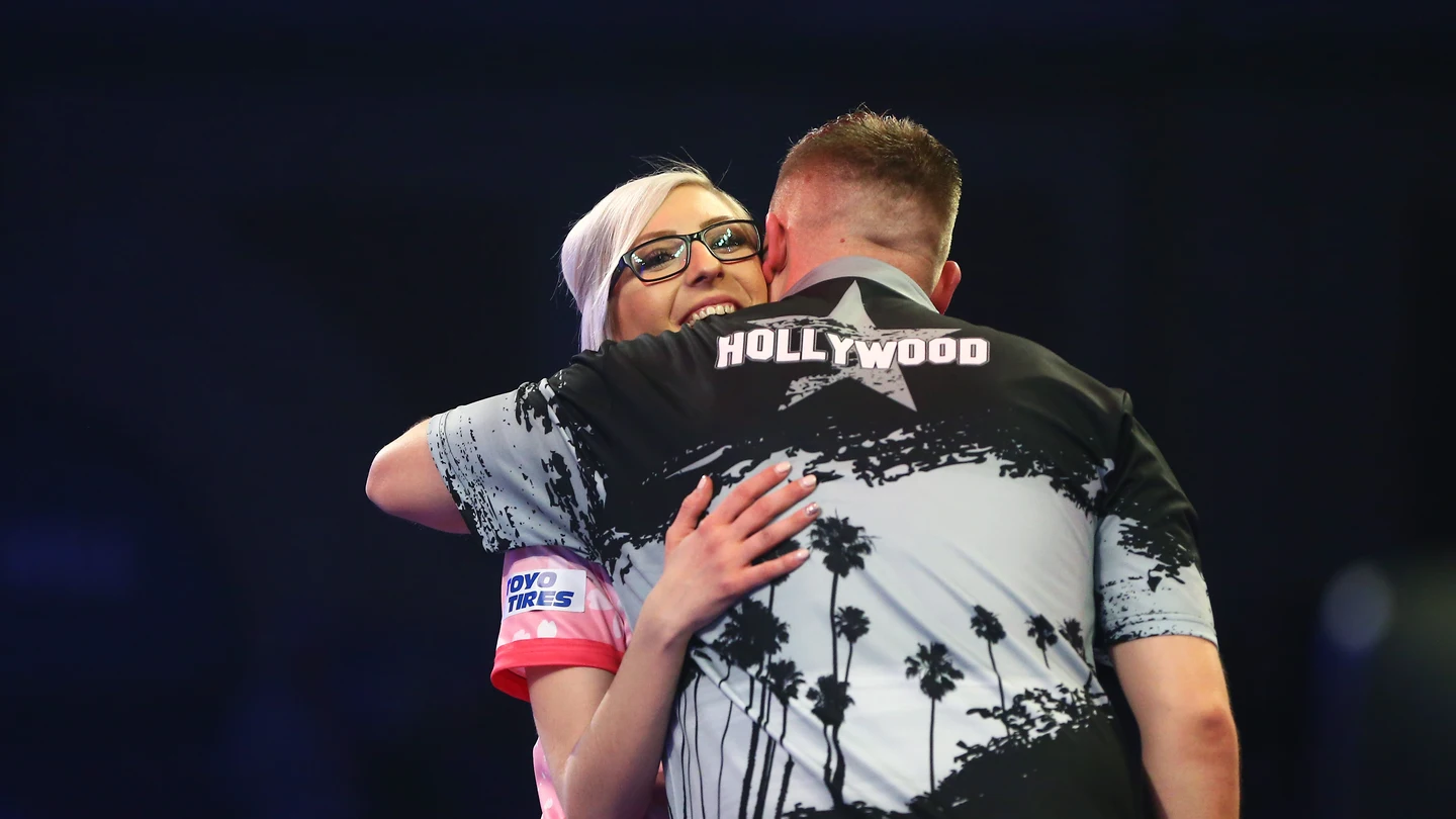 Fallon Sherrock saluda a Chris Dobey tras su partida Fallon Sherrock saluda a Chris Dobey tras su partida
