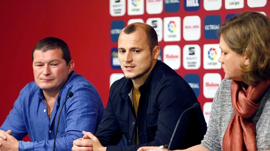 Roman Zozulia atiende a los medios Roman Zozulia atiende a los medios