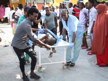 Imagen de un herido tras la explosión de un coche bomba en Somalia Imagen de un herido tras la explosión de un coche bomba en Somalia