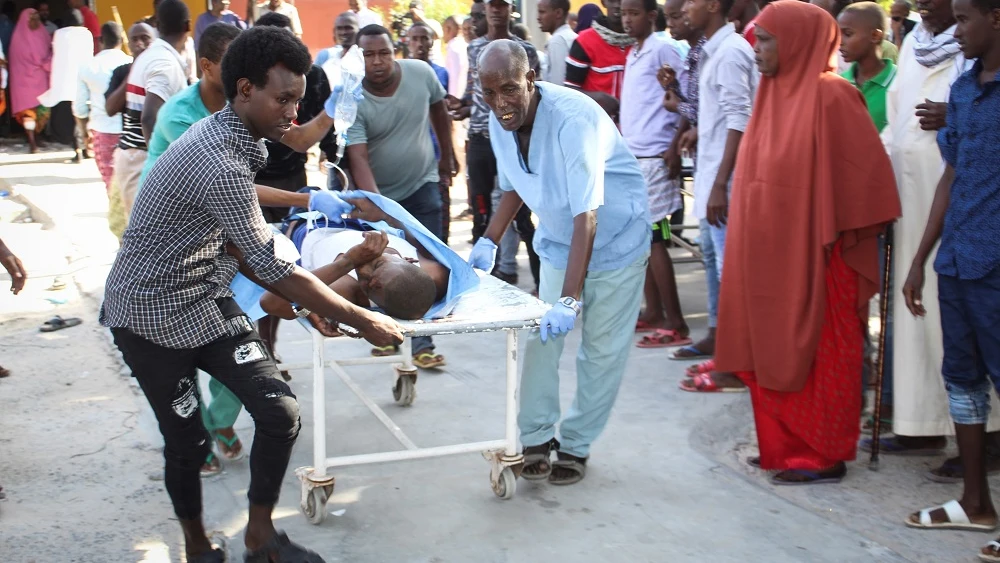 Imagen de un herido tras la explosión de un coche bomba en Somalia