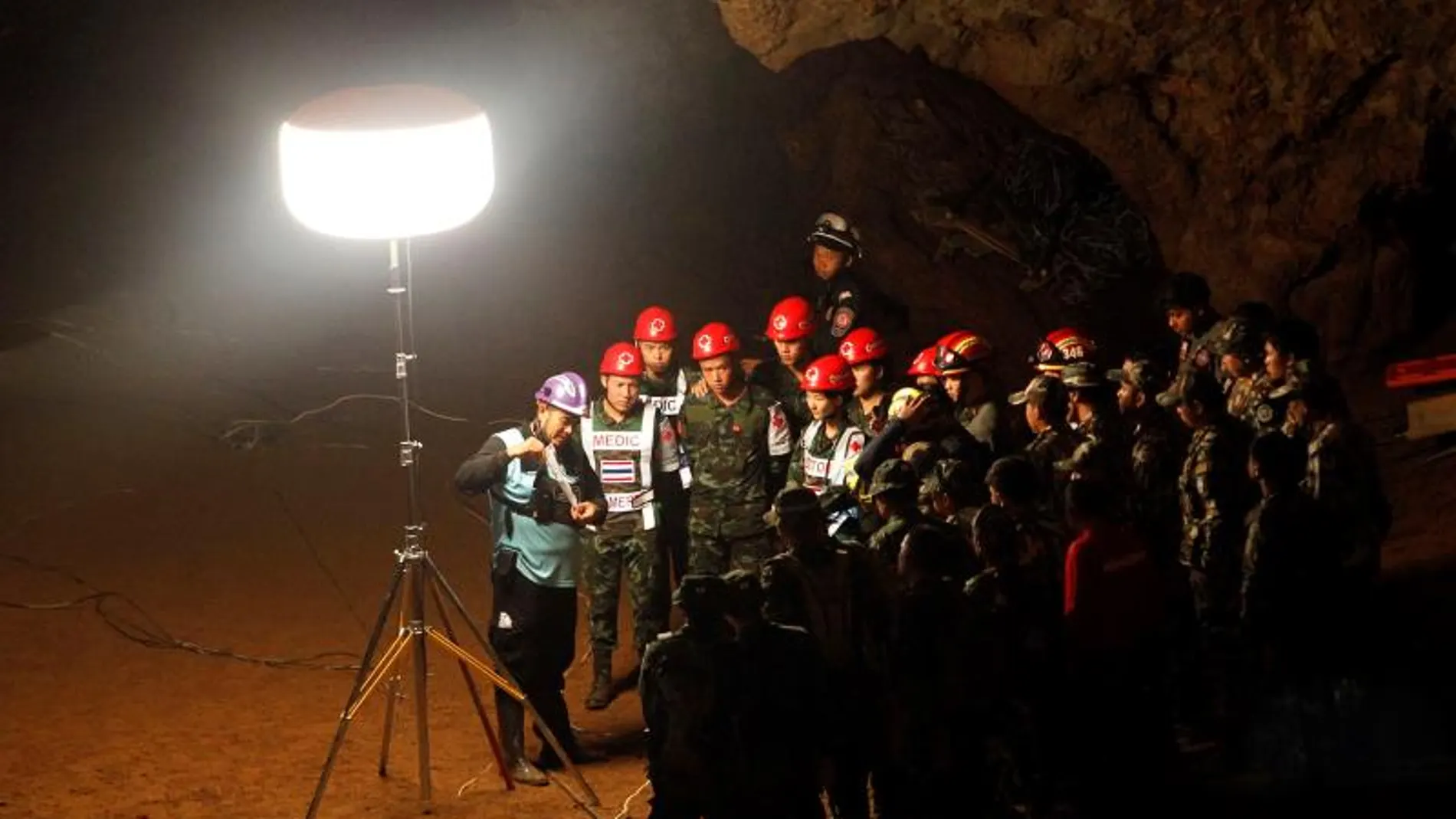 Imagen de archivo de los miembros de los servicios de rescate en la cueva Tham Luang, Tailandia. 