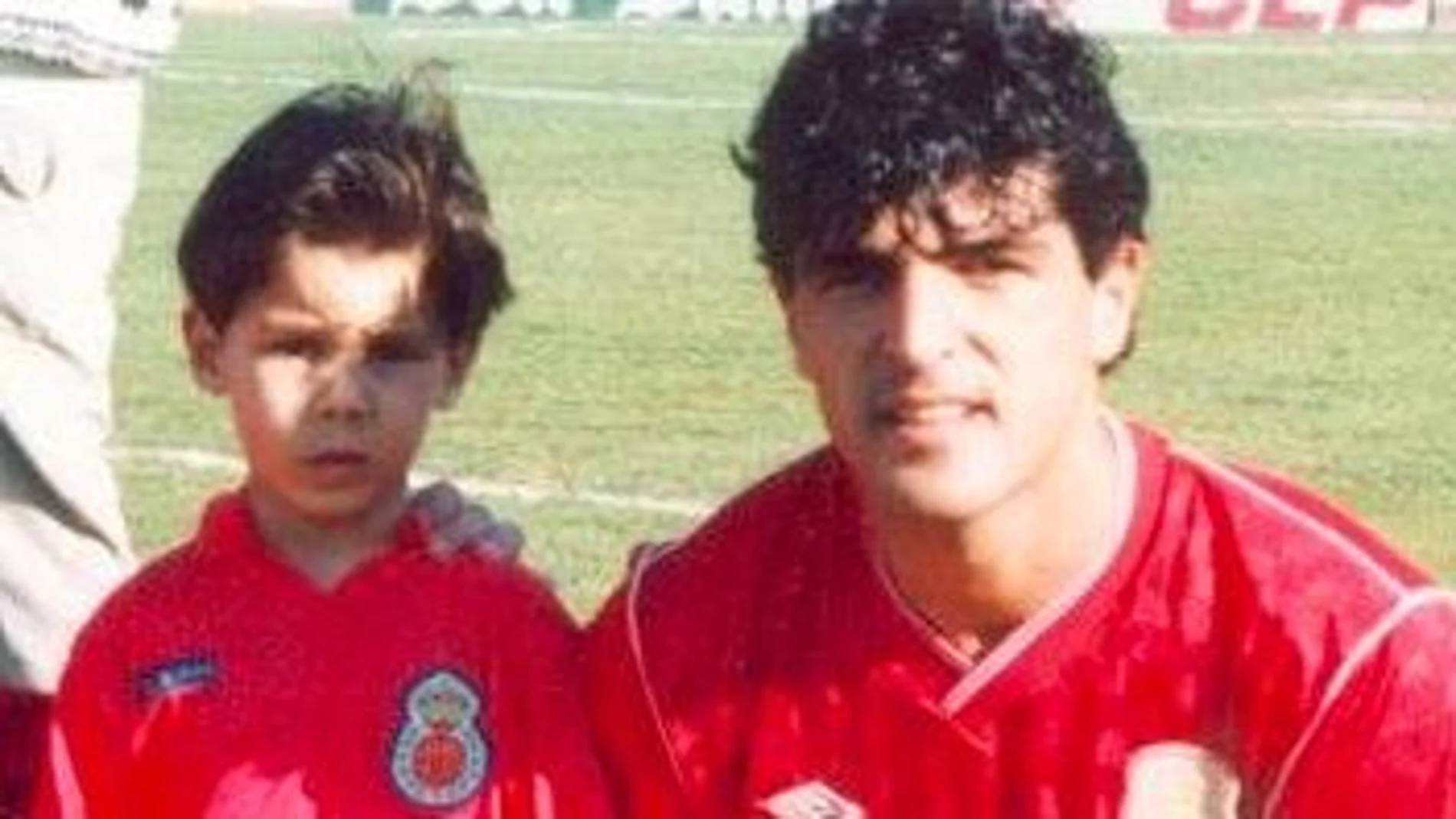 Rafa Nadal y su tío Miguel Ángel con la camiseta del Mallorca
