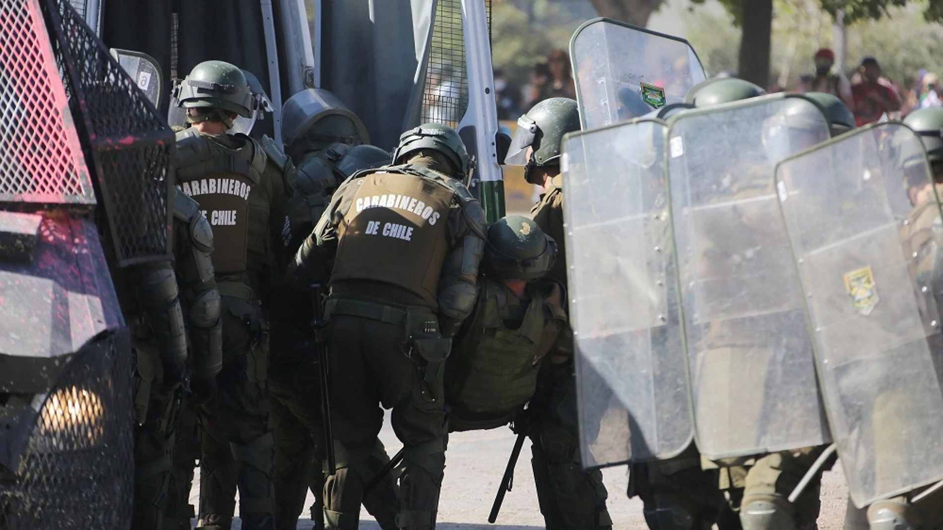 Imagen de policías durante las protestas en Chile